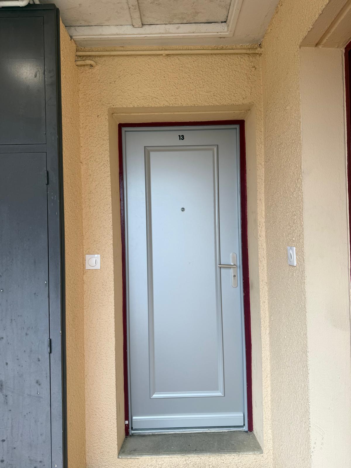 Porte d'entrée bois massif